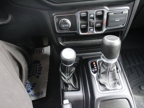 Used 2021 Jeep Gladiator Overland AWD/4WD image 18