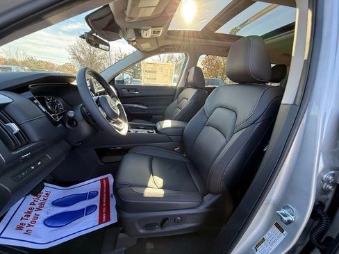 New 2025 Nissan Pathfinder SL w/ SL Premium Package image 12