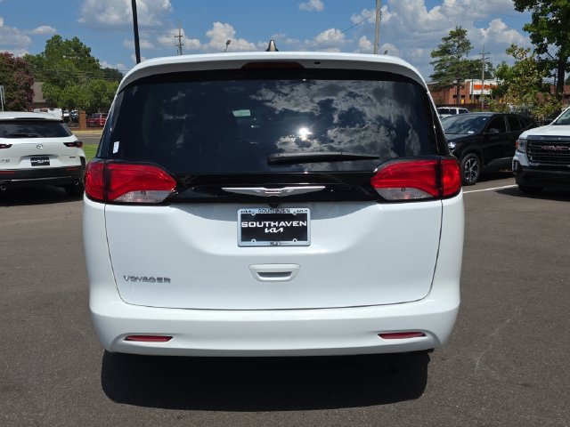 Used 2023 Chrysler Voyager LX FWD image 4