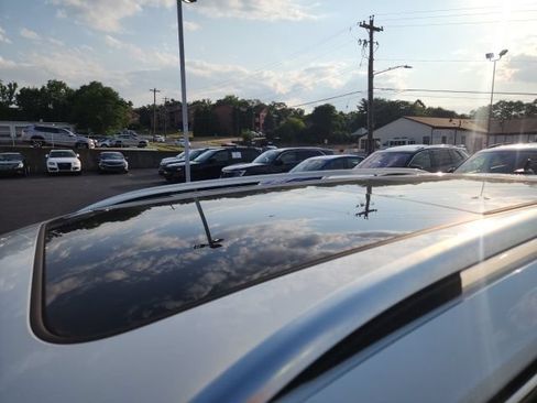 Certified 2023 Volkswagen Tiguan SE w/ Panoramic Sunroof Package FWD image 38