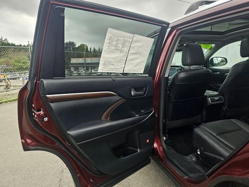 Used 2014 Toyota Highlander Limited Platinum AWD/4WD image 16