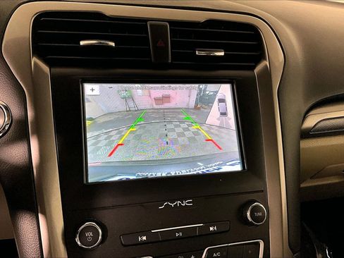 Used 2019 Ford Fusion SE FWD image 21
