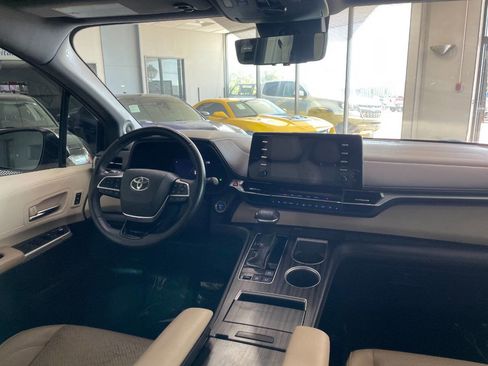 Used 2021 Toyota Sienna Limited image 26