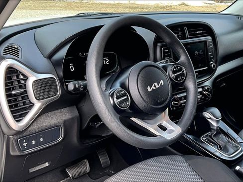 Used 2023 Kia Soul LX w/ LX Technology Package image 18