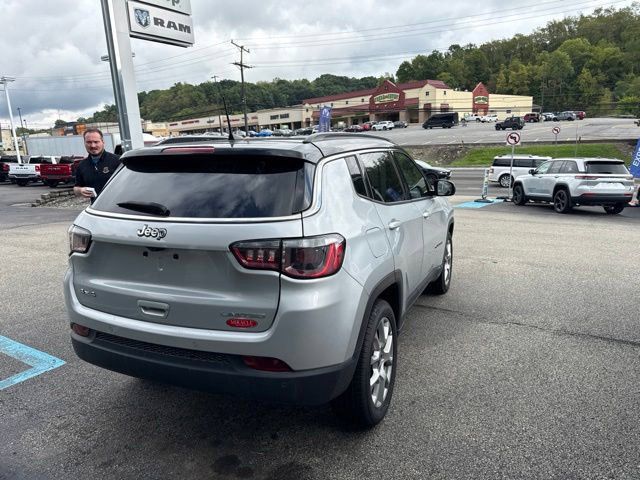 Used 2025 Jeep Compass Limited AWD/4WD image 3