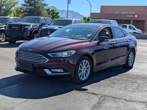 Used 2017 Ford Fusion SE w/ Fusion SE Technology Package FWD image 9