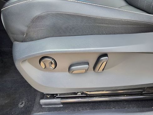 Used 2023 Volkswagen Tiguan SE R-Line image 16