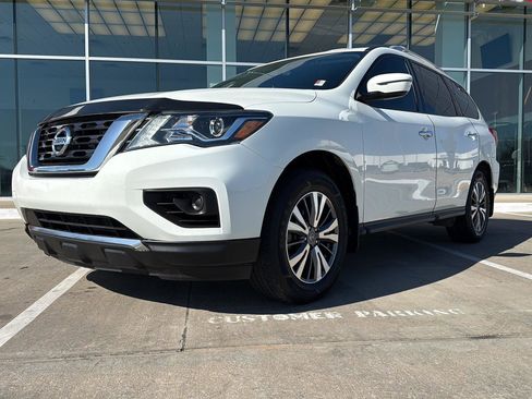 Used 2020 Nissan Pathfinder S image 2