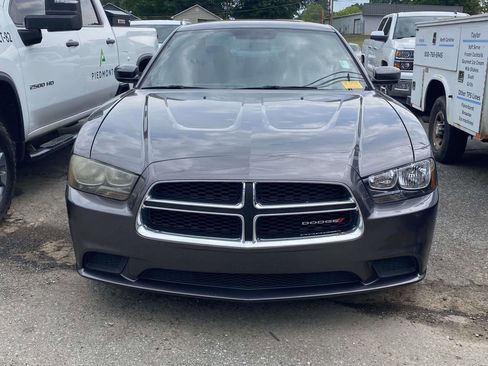 Used 2014 Dodge Charger SE RWD image 2