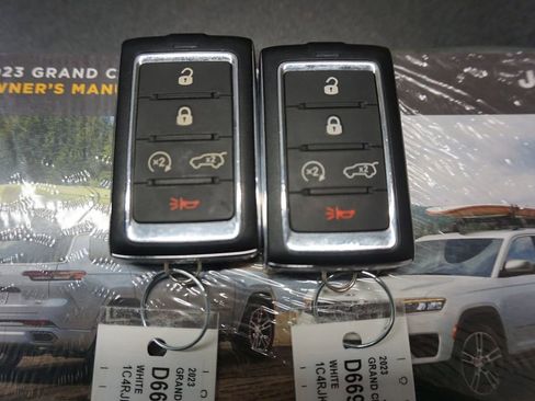 Used 2023 Jeep Grand Cherokee L Laredo image 19