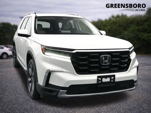 Used 2025 Honda Pilot Touring image 1