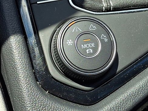 Used 2025 Volkswagen Taos SE image 30