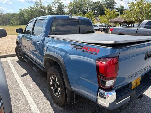 Used 2019 Toyota Tacoma TRD Off-Road AWD/4WD image 4