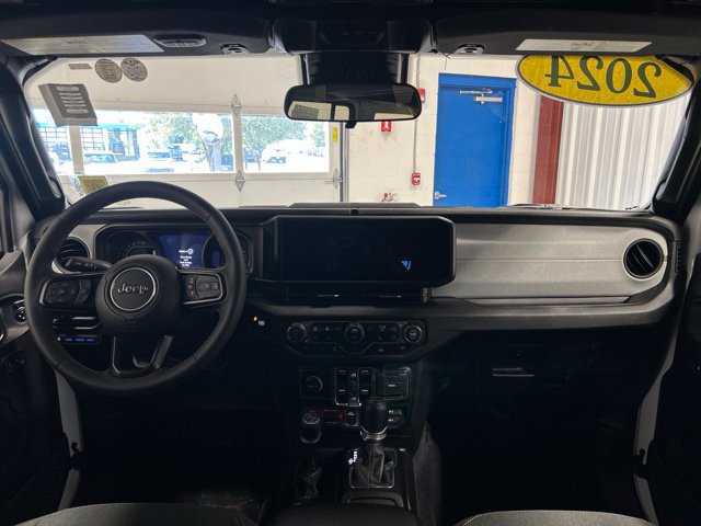 Used 2024 Jeep Wrangler Unlimited AWD/4WD image 15
