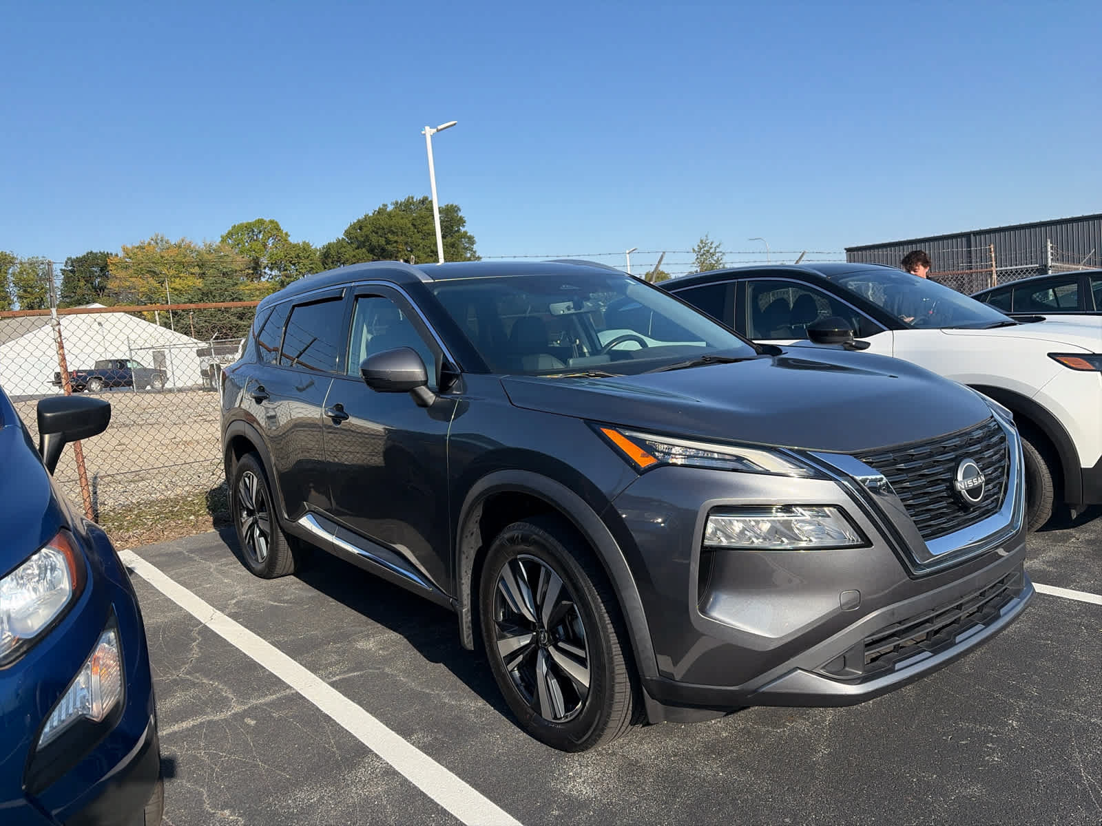 Used 2023 Nissan Rogue SL AWD/4WD image 3