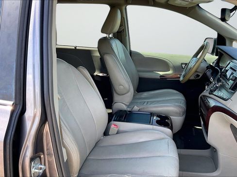 Used 2011 Toyota Sienna XLE w/ Entertainment Pkg FWD image 24