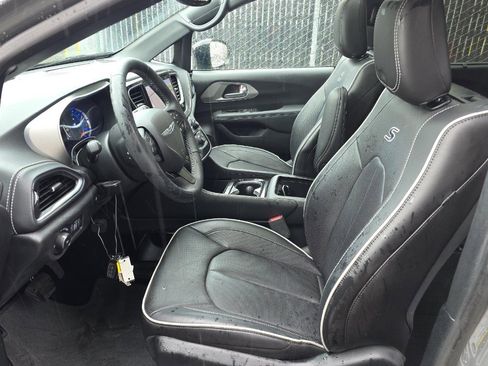 Used 2023 Chrysler Pacifica Limited w/ Uconnect Theater Family Group image 7