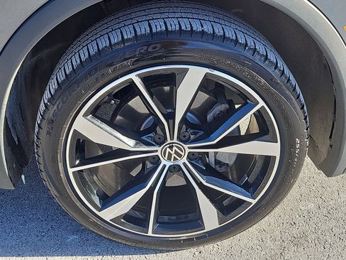 Certified 2022 Volkswagen Tiguan SEL R-Line image 34