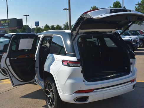 Used 2022 Jeep Grand Cherokee Summit AWD/4WD image 17