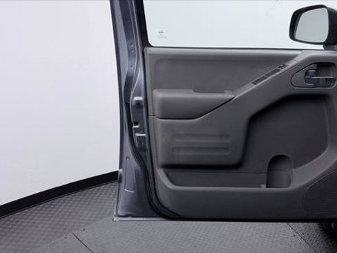 Used 2018 Nissan Frontier SV AWD/4WD image 11