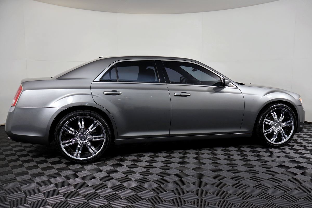 Used 2012 Chrysler 300 RWD image 7
