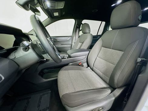 Used 2025 GMC Acadia Elevation image 12