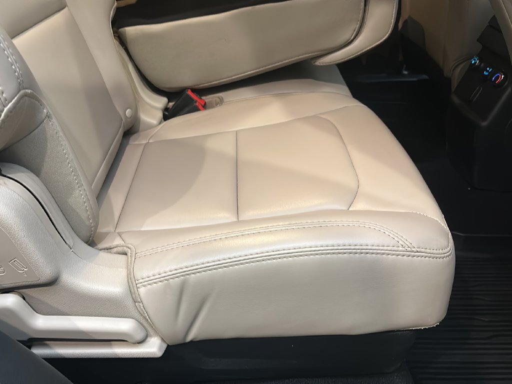 Used 2019 Ford Explorer XLT w/ Equipment Group 202A AWD/4WD image 18