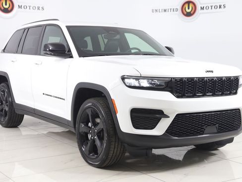 Used 2024 Jeep Grand Cherokee Altitude AWD/4WD image 18