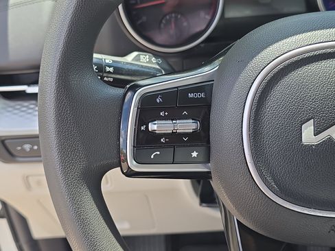 Used 2024 Kia Carnival LX image 28