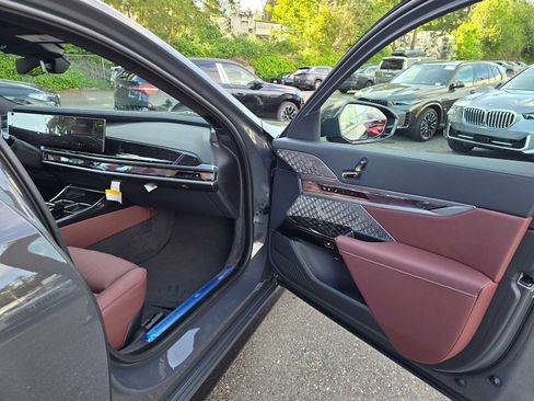 Used 2025 BMW 750e xDrive w/ Executive Package image 10