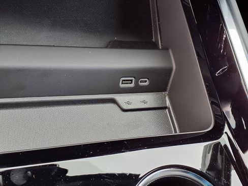 Used 2025 Chevrolet Suburban Premier image 8