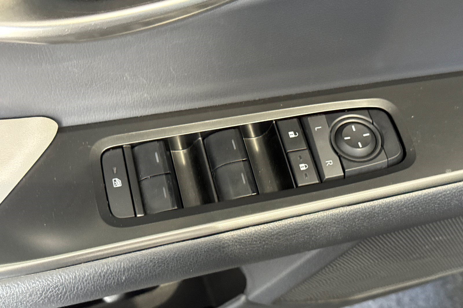 Certified 2025 Lexus UX 300h FWD w/ Accessory Package (Z2) image 13