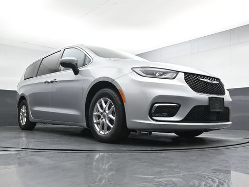 Used 2023 Chrysler Pacifica Touring-L FWD image 31