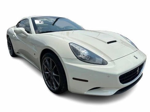 Used 2014 Ferrari California RWD image 7