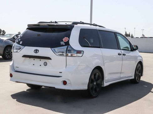 Used 2020 Toyota Sienna SE w/ Nightshade Edition FWD image 7