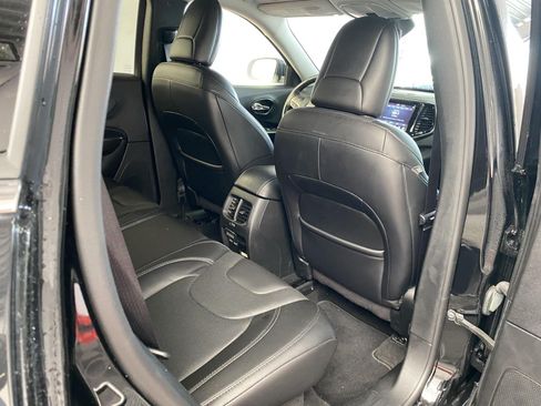 Used 2019 Jeep Cherokee Limited AWD/4WD image 11