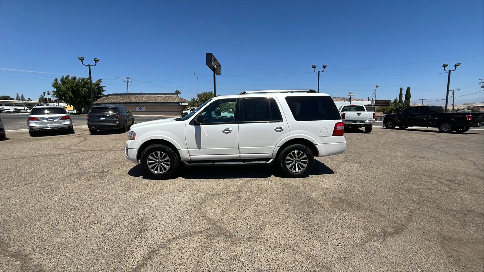 Used 2016 Ford Expedition XLT w/ Equipment Group 201A RWD image 2