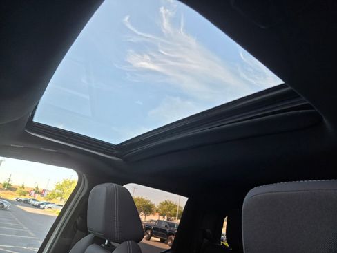 Certified 2025 Toyota Tacoma TRD Off-Road AWD/4WD image 16