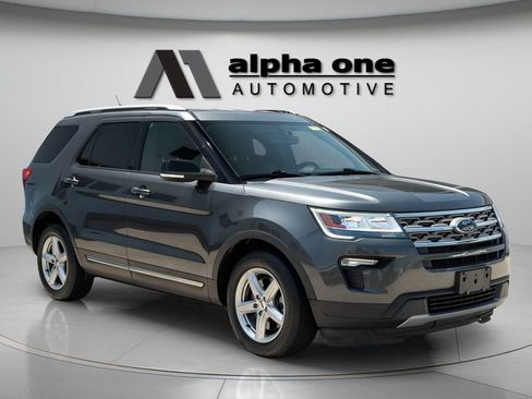 Used 2018 Ford Explorer XLT w/ Equipment Group 201A FWD image 3