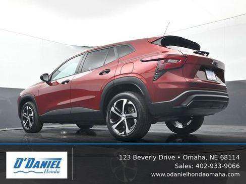Used 2024 Chevrolet Trax RS w/ Sunroof Package FWD image 22