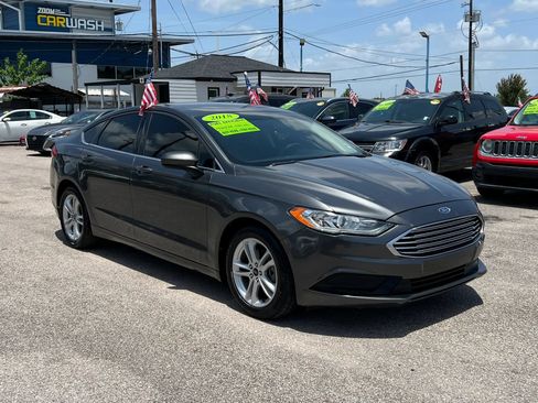 Used 2018 Ford Fusion SE w/ Fusion SE Technology Package FWD image 4
