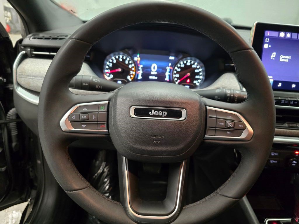 Used 2023 Jeep Compass Latitude AWD/4WD image 16