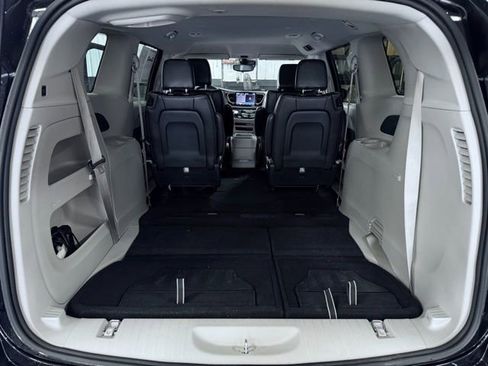 Used 2023 Chrysler Pacifica Touring-L FWD image 11