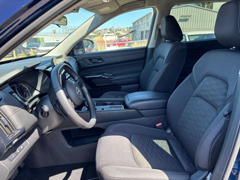 Used 2025 Nissan Pathfinder SV FWD image 29