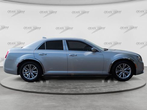 Used 2019 Chrysler 300 Touring w/ Quick Order Package 2EF RWD image 8