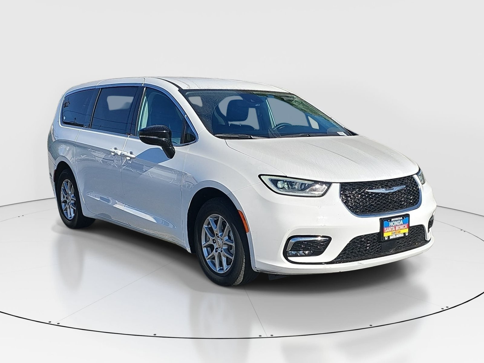 Used 2024 Chrysler Pacifica Touring-L FWD image 3