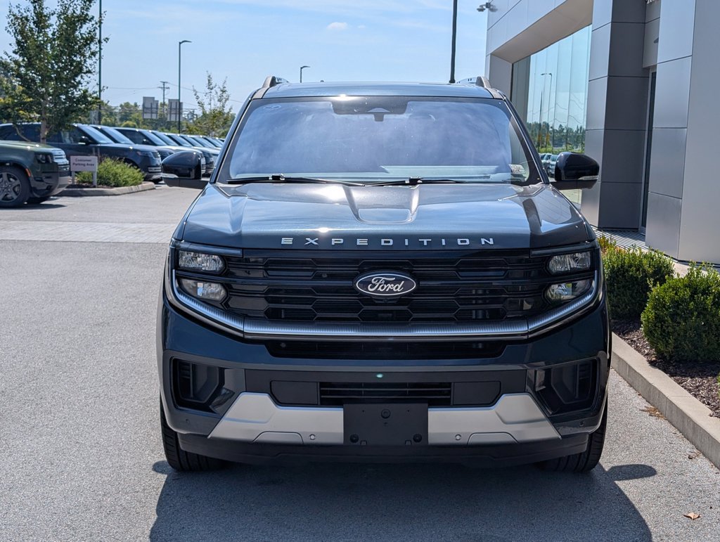 Used 2025 Ford Expedition Platinum w/ Driver's Package AWD/4WD image 10