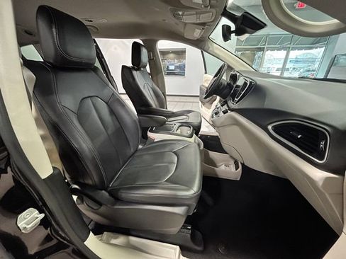 Used 2024 Chrysler Pacifica Touring-L image 13