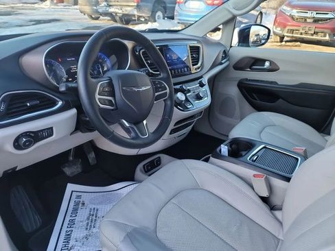 Used 2017 Chrysler Pacifica Touring-L Plus FWD image 10