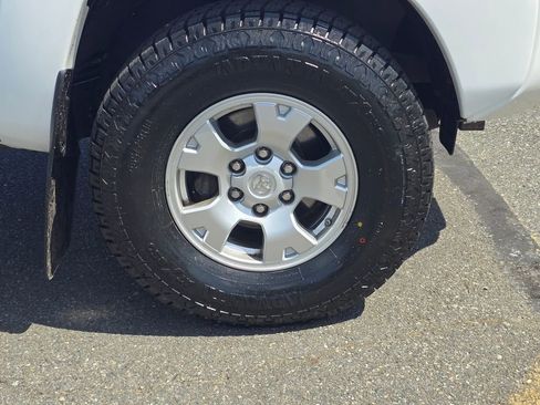 Used 2015 Toyota Tacoma 4x4 Access Cab V6 w/ TRD Off-Road Package image 9